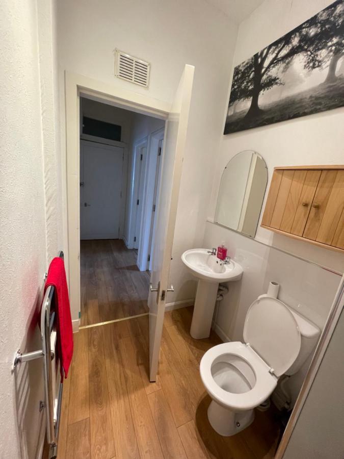 Beautiful 2 Bedroom Apartment- Prime Location, Aberdeen Centre 외부 사진